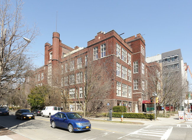 Dewitt House in Ithaca, NY - Foto de edificio - Building Photo