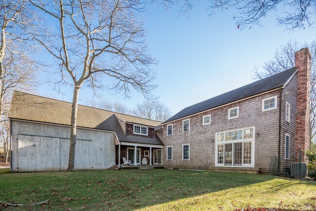 221 Merchants Path in Sagaponack, NY - Building Photo - Building Photo