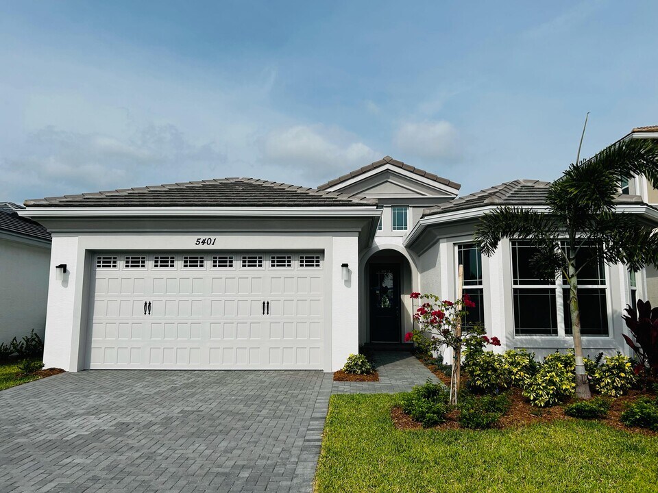 5401 Pecan Dr in Westlake, FL - Building Photo