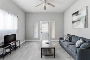 314 W Cevallos in San Antonio, TX - Building Photo