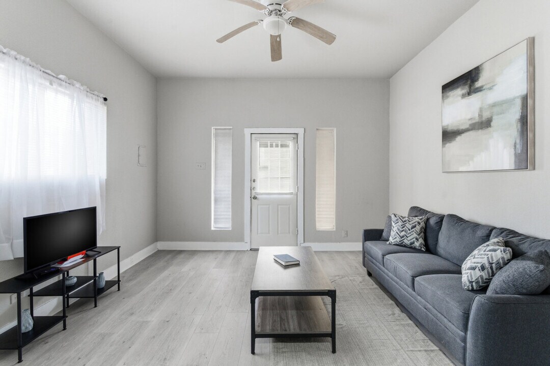 314 W Cevallos in San Antonio, TX - Building Photo