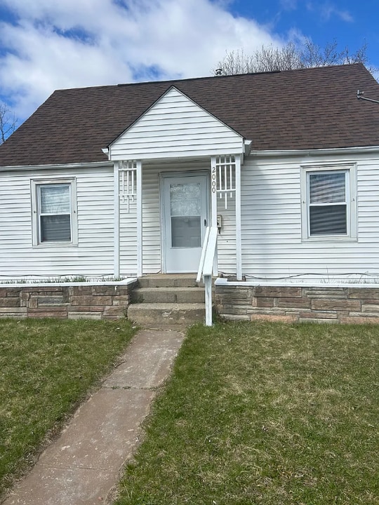2000 Aitken Ave in Flint, MI - Building Photo