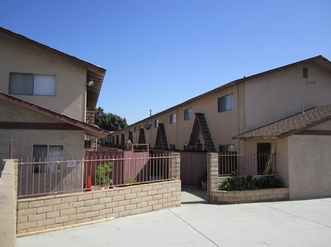 Greenwood Apartments in Montebello, CA - Foto de edificio - Building Photo