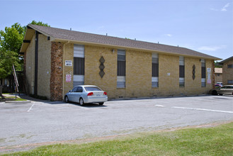 Allandell Apartments in Garland, TX - Foto de edificio - Building Photo