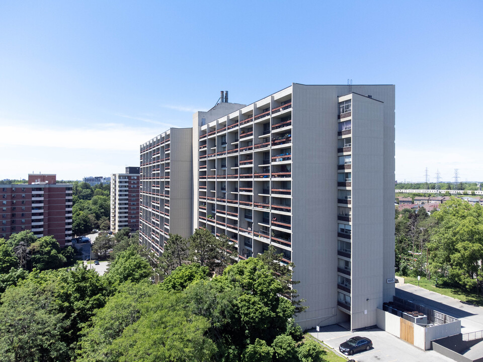 Somerset Apartments in Toronto, ON - Building Photo