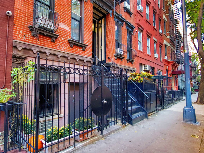 417 East 9th Street in New York, NY - Foto de edificio - Building Photo