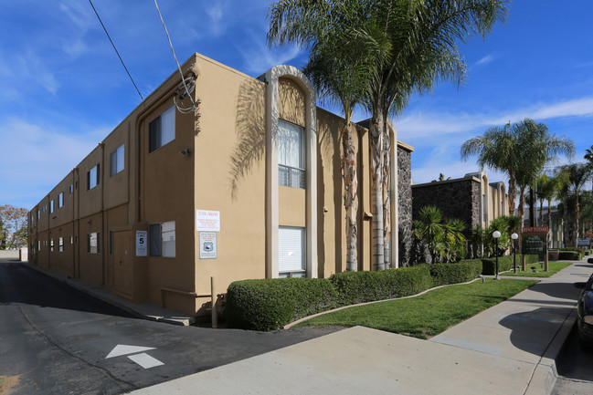 Palm Towers Apartments in El Cajon, CA - Foto de edificio - Building Photo
