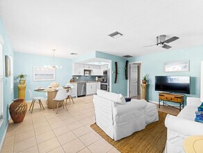 1423 Avenida del Circo, Unit Sea Breeze Condos. #1C in Venice, FL - Building Photo - Building Photo