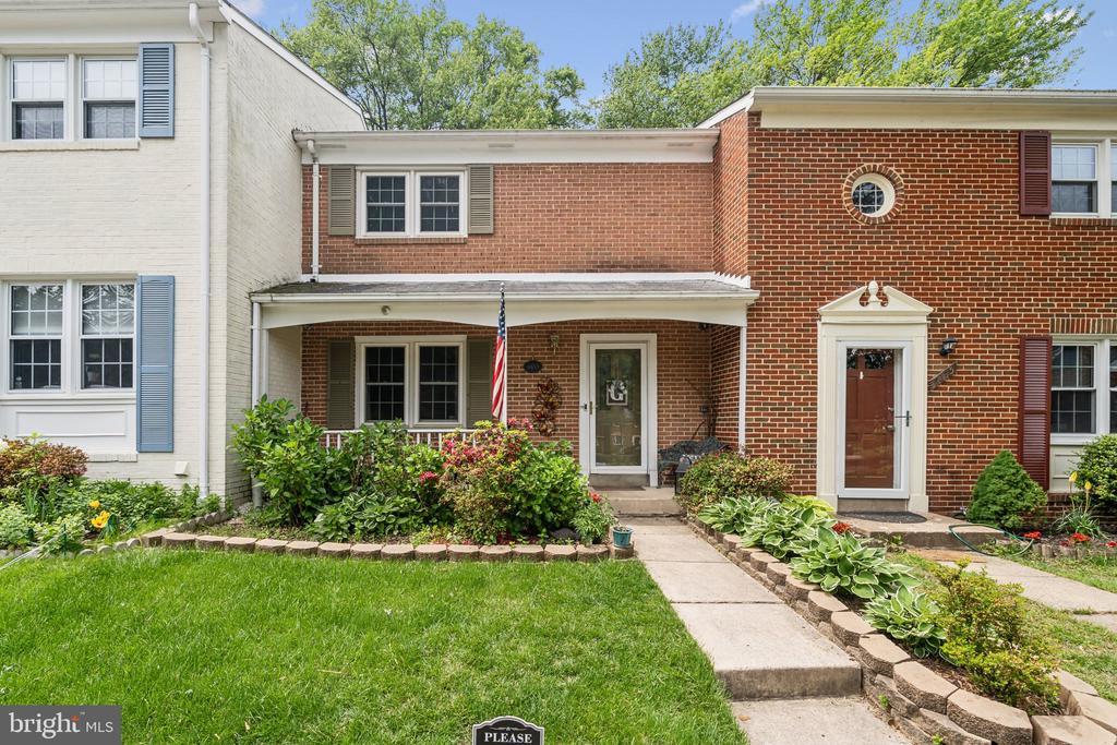 6833 Dina Leigh Ct in Springfield, VA - Building Photo
