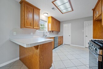 470 W Houston St in Highlands, TX - Building Photo - Building Photo