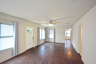 365 E Faust St in New Braunfels, TX - Building Photo - Building Photo