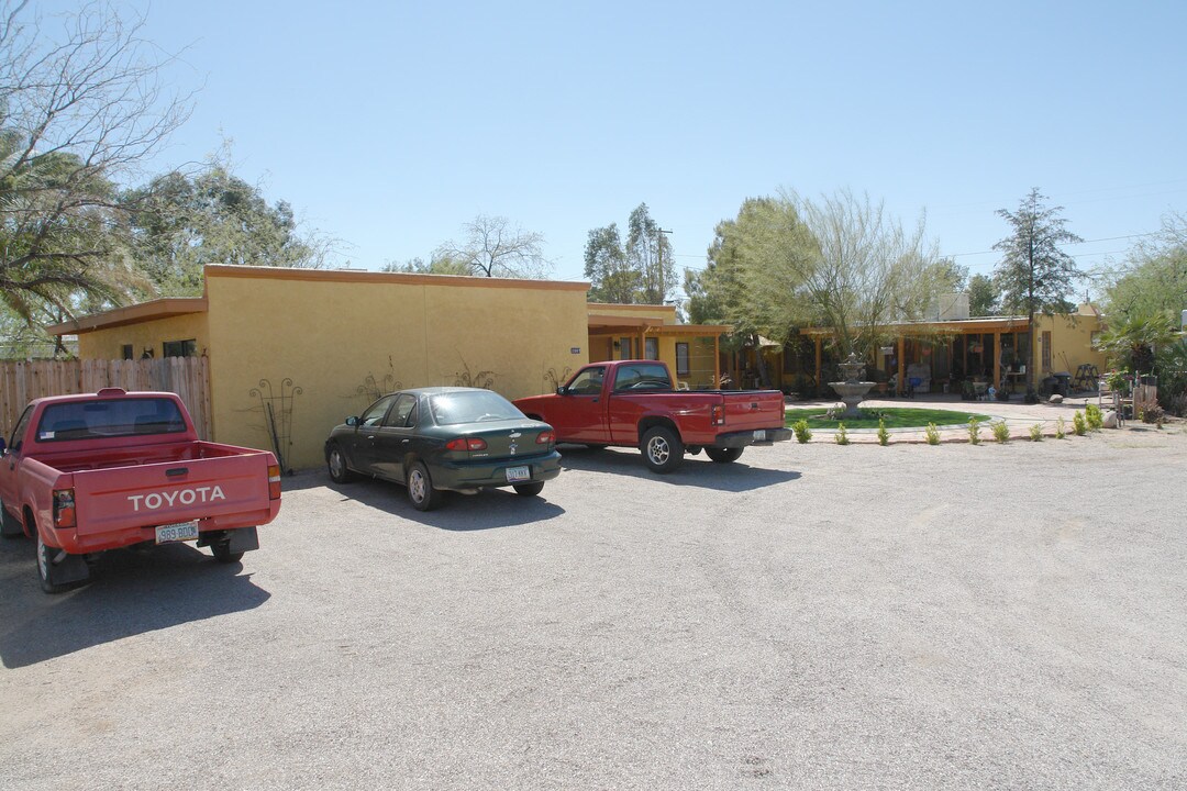 1869-1875 N Belvedere Ave in Tucson, AZ - Foto de edificio