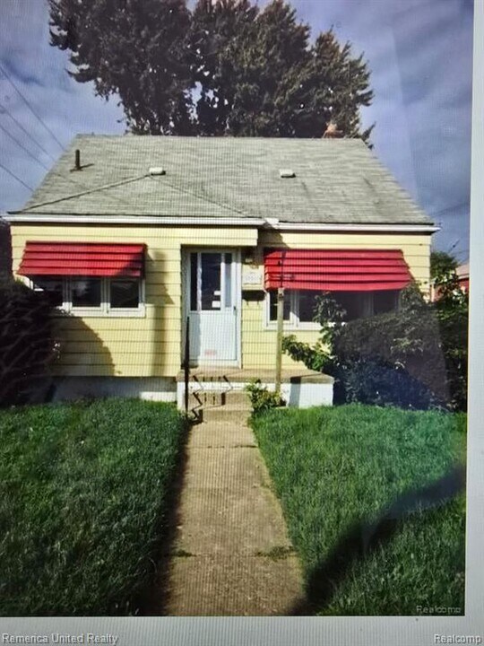 19903 Beech Daly in Redford Township, MI - Building Photo