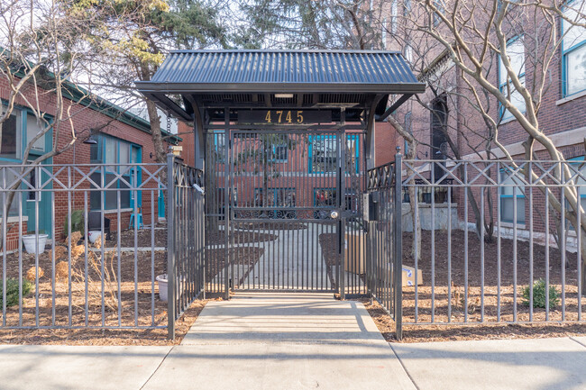 Ravenswood Station Lofts in Chicago, IL - Building Photo - Building Photo