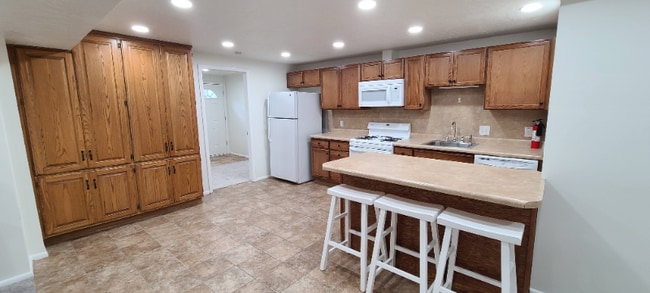 7438 Camelback Cir in Cottonwood Heights, UT - Foto de edificio - Building Photo