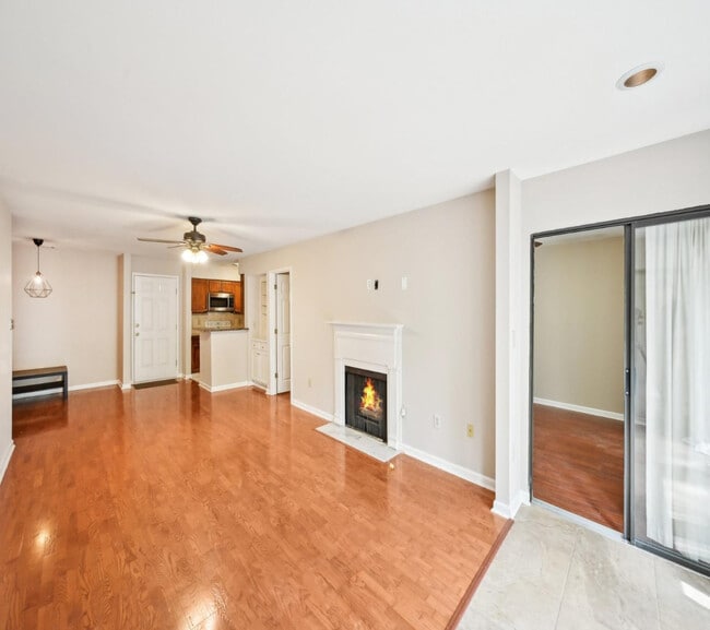 2303 Pine Heights Dr NE, Unit 303 in Atlanta, GA - Foto de edificio - Building Photo