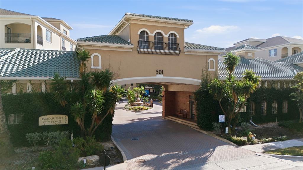 501 Knights Run Ave in Tampa, FL - Foto de edificio