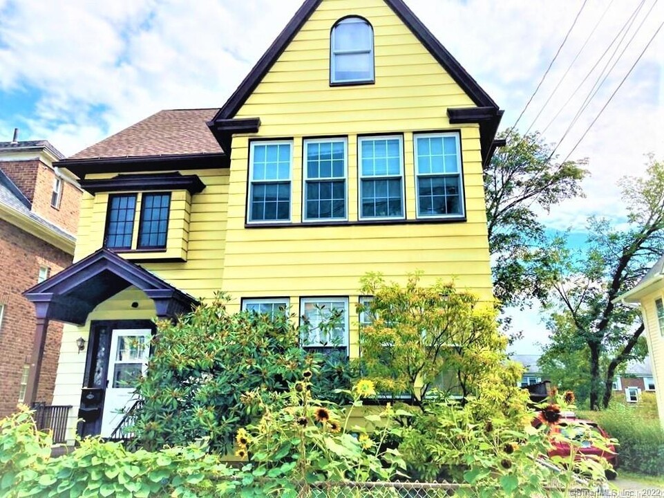 43 Melrose Ave, Unit 2 in Bridgeport, CT - Building Photo