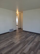 1200-1202 Vandenburg Ave in Moses Lake, WA - Foto de edificio - Building Photo