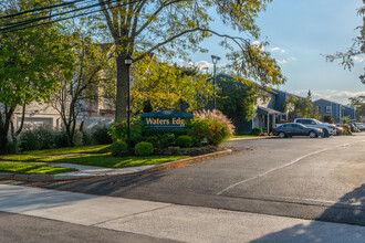 Water at West End in Freeport, NY - Foto de edificio - Building Photo