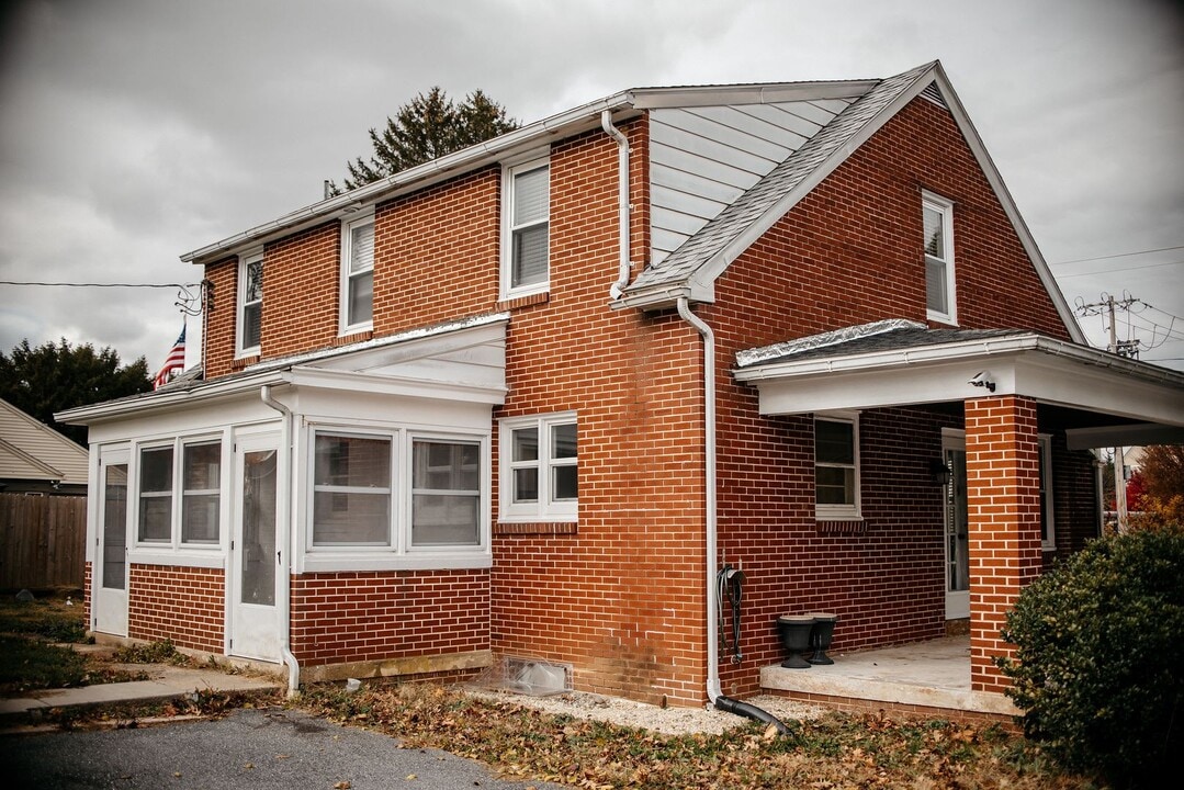 870 E Main St in Mount Joy, PA - Building Photo