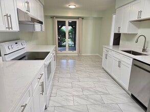 1875 Mission Hills Ln in Northbrook, IL - Building Photo - Building Photo