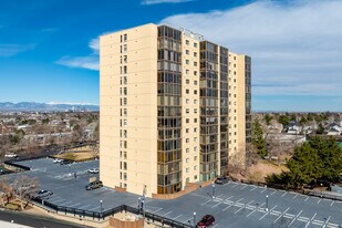 Candlewyck Condominiums in Denver, CO - Building Photo