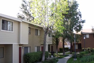 Hidaway Townhomes in Canyon Country, CA - Building Photo - Building Photo