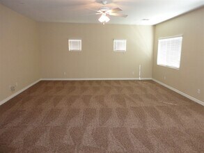 125 Sharp Edge Ave in North Las Vegas, NV - Building Photo - Building Photo
