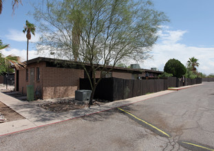 Oakwood Terrace in Tucson, AZ - Building Photo - Building Photo