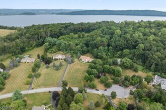 21 Country Pl in Lebanon, NJ - Building Photo - Building Photo