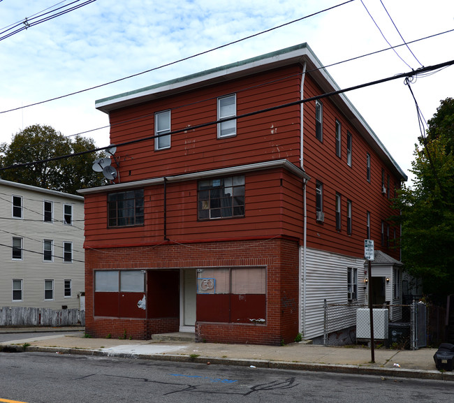 645 Douglas Ave in Providence, RI - Foto de edificio - Building Photo