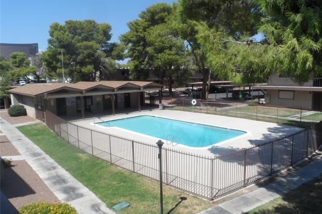 605 S Royal Crest Cir, Unit 4 in Las Vegas, NV - Foto de edificio