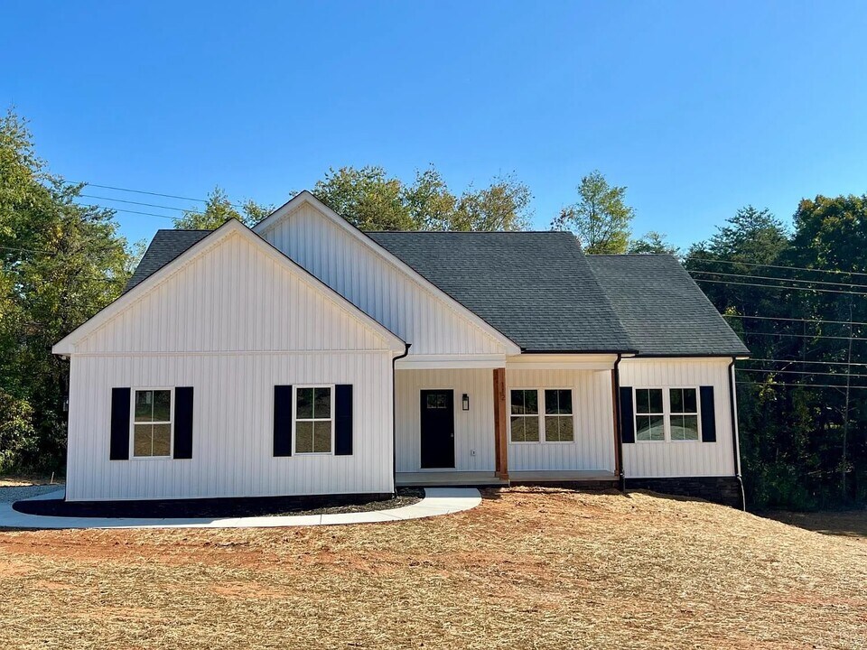 112 Graham Creek Rd in Madison Heights, VA - Building Photo