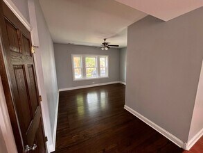 5347-5353 W Belle Plaine Ave, Unit 1E in Chicago, IL - Foto de edificio - Building Photo