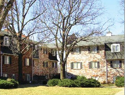 W 85th St in Overland Park, KS - Foto de edificio