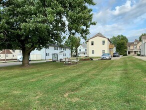 1430 9th St, Unit Upper (1430.5) in Charleston, IL - Foto de edificio - Building Photo