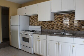 706 W Ivanhoe Ln in Mount Prospect, IL - Building Photo - Building Photo
