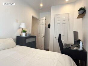 222 Thompson St in New York, NY - Building Photo - Building Photo