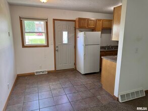 18 Parkview Dr in Eldridge, IA - Foto de edificio - Building Photo