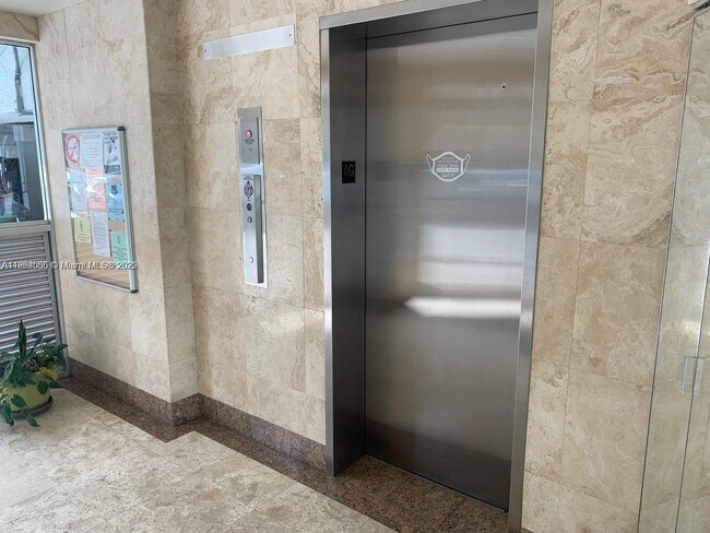 1345 West Ave in Miami Beach, FL - Building Photo - Building Photo