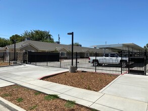 White St Apartments in Hanford, CA - Building Photo - Building Photo