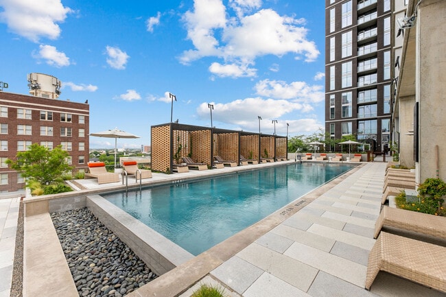 300 Main in San Antonio, TX - Foto de edificio - Building Photo