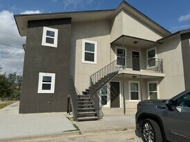 101 Rockwell Way, Unit D in Del Rio, TX - Building Photo
