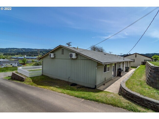 707 Cedar St in Yoncalla, OR - Building Photo - Building Photo