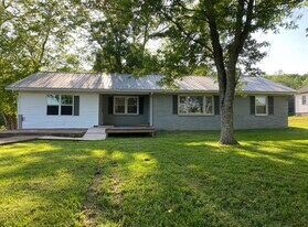 1060 Johnnie Bud Ln in Cookeville, TN - Building Photo