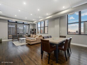 360 W Illinois St in Chicago, IL - Foto de edificio - Building Photo