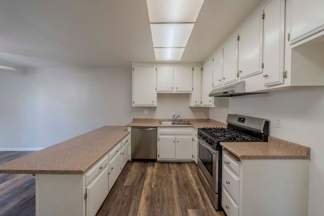 16562 Sabot Ln in Huntington Beach, CA - Foto de edificio - Building Photo