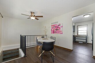 300 SE Chicago St in Blue Springs, MO - Foto de edificio - Building Photo