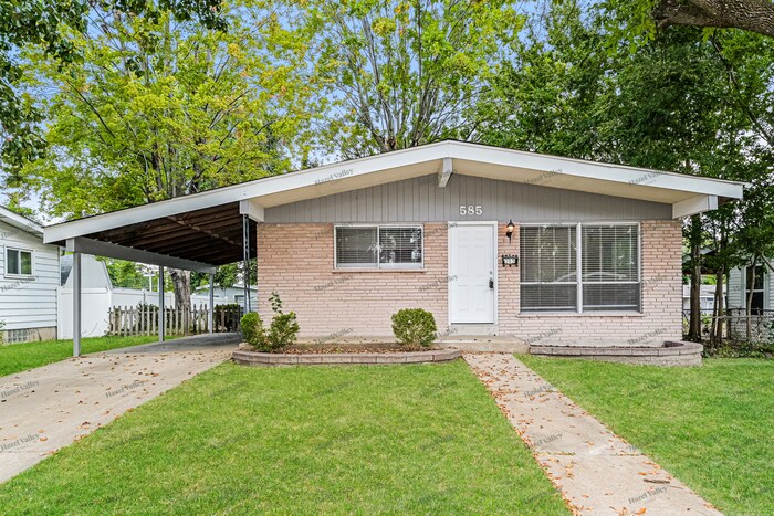 585 Versailles Dr in Florissant, MO - Foto de edificio